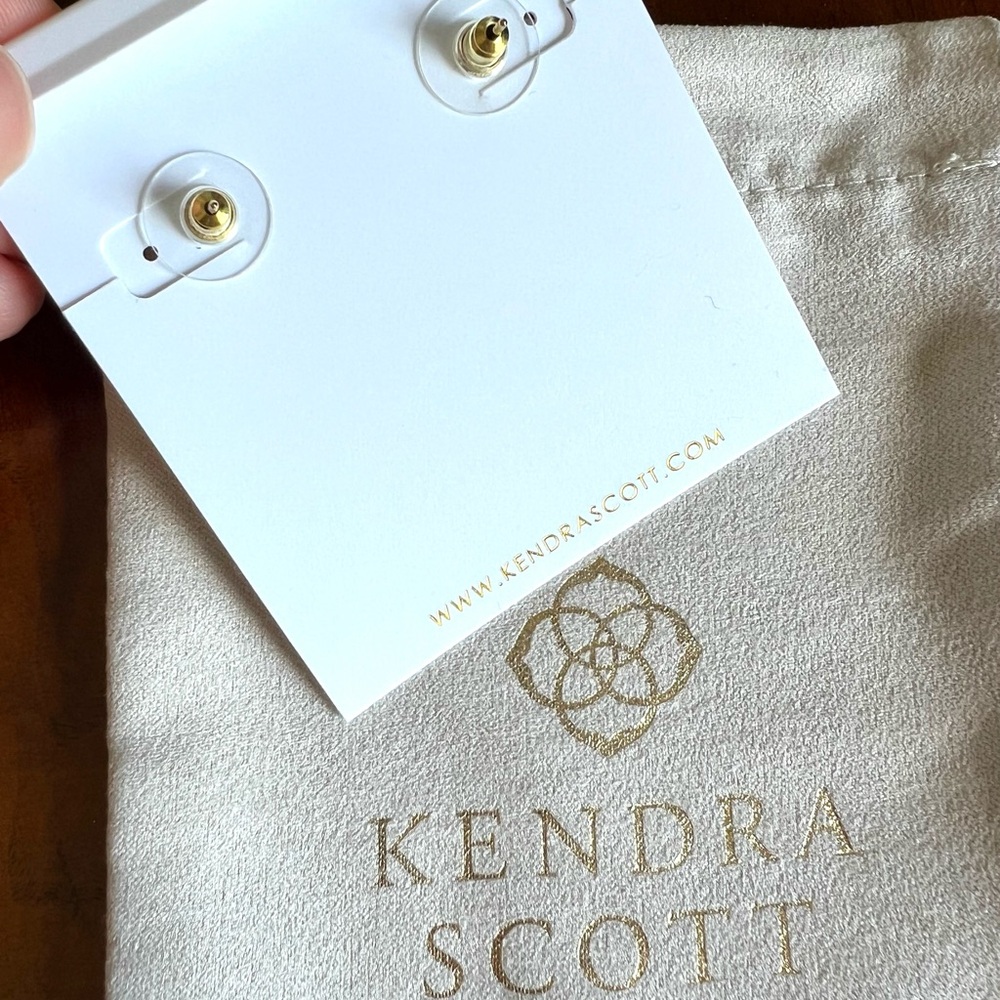 NEW Kendra Scott Ivory Pumpkin Stud Earrings Gold MOP - Picture 2 of 4
